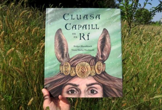 ‘Cluasa Capaill ar an Rí’ an leabhar is fearr díol in Éirinn