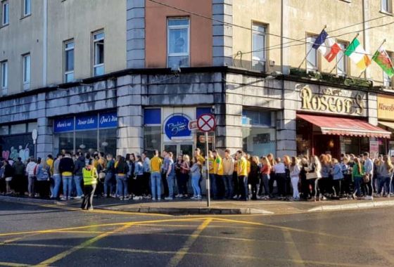 ‘Shiúil mé isteach sa mbeár agus bhí leath Chonamara ann…’