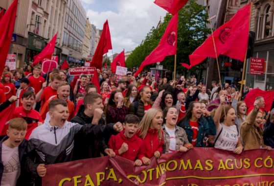 Súil leis na mílte i mBéal Feirste don Lá Dearg amárach