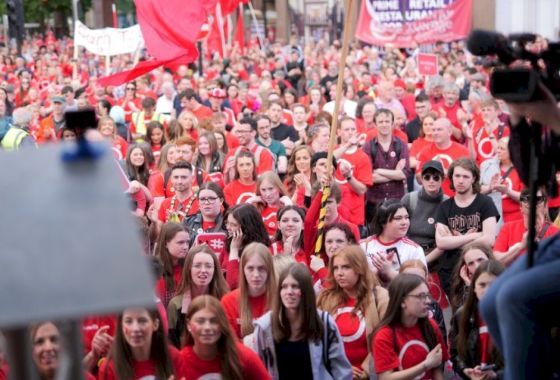 Bille féiniúlachta agus teanga le nochtadh ag Rialtas na Breataine