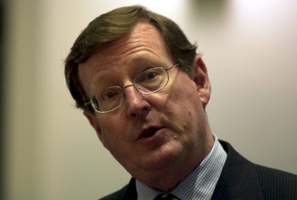 david-trimble,-buaiteoir-duais-nobel-na-siochana,-tar-eis-bhais