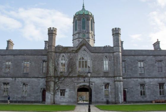 ‘Ollscoil na Gaillimhe – University of Galway’ — ainm NUIG le hathrú