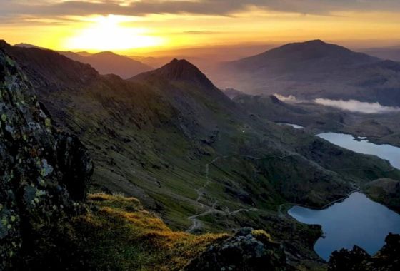 Achrann faoi logainm Breatnaise i gcás trádmhairc