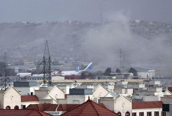 Dhá phléasc tarlaithe lasmuigh d’aerfort Kabul agus daoine maraithe