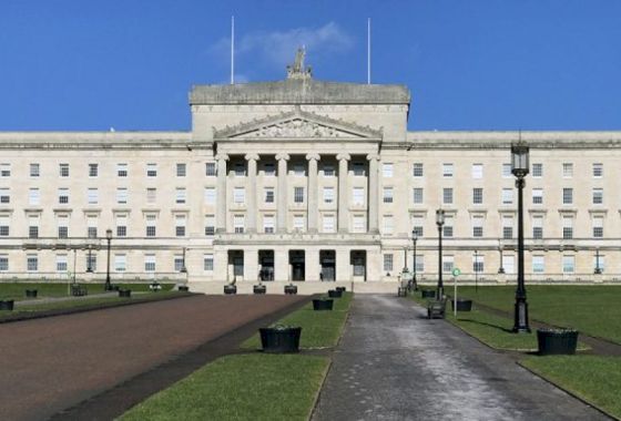 Cé hiad na cainteoirí líofa Gaeilge a toghadh chuig Stormont?